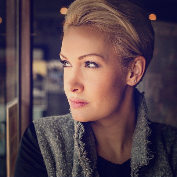 Meet your posher, Amanda. - Picture 1 of 1